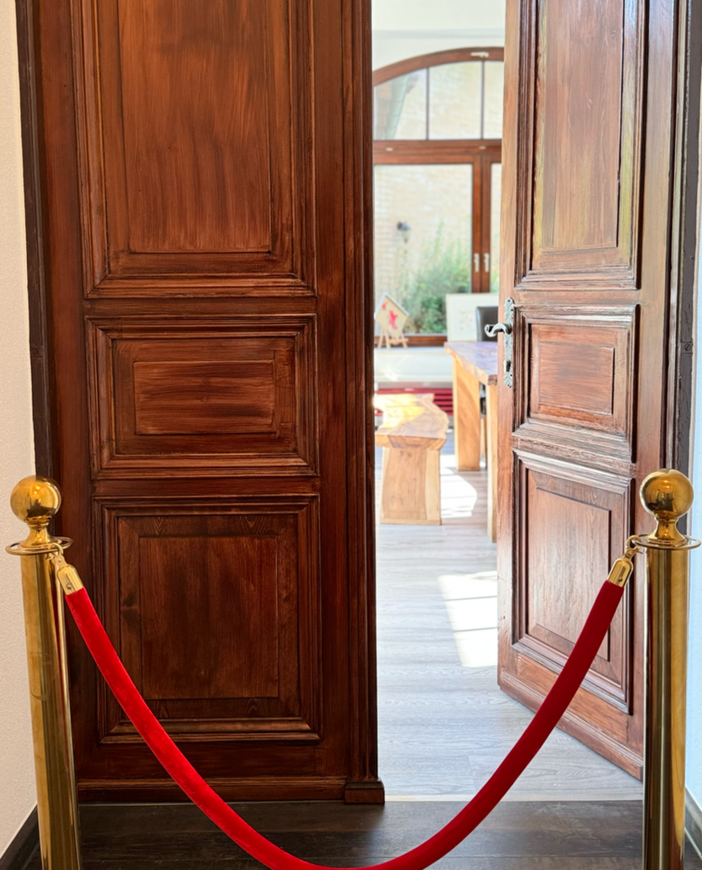 Moderne Kunst trifft Gründerzeitcharme Die Galerie der Kulturvilla zeigt Werke von Nicole Leidenfrost – bekannt aus der Royal Collection – in inspirierender Umgebung.