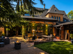 Historischer Innenhof der Kulturvilla für Veranstaltungen und entspannte Pausen Historischer Innenhof der Kulturvilla für Veranstaltungen und entspannte Pausen