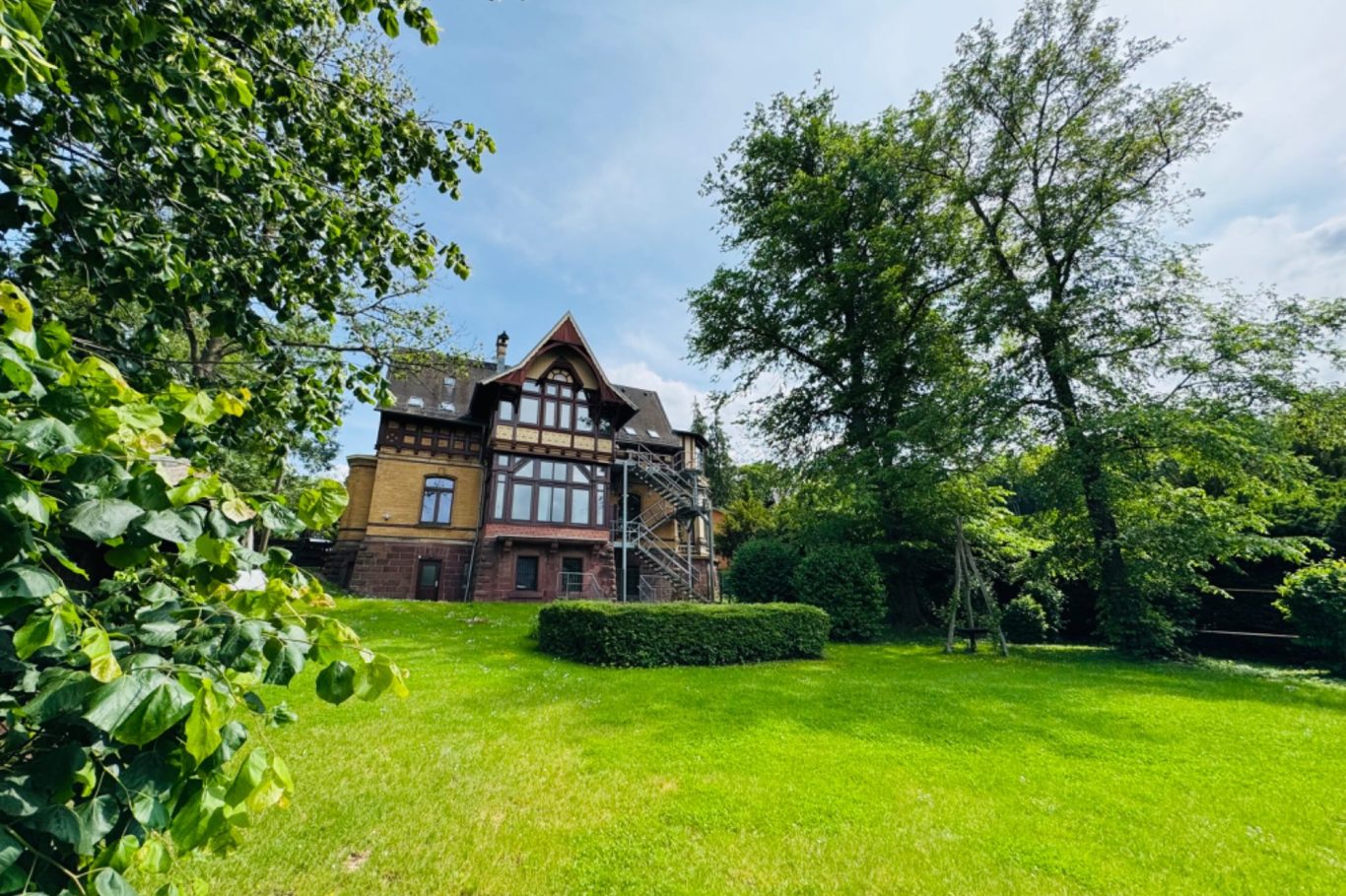 Kunst & Coaching unter einem Dach Die Kulturvilla bietet ein einzigartiges Ambiente für kreative Prozesse, mentale Gesundheit und exklusive Events im Grünen.